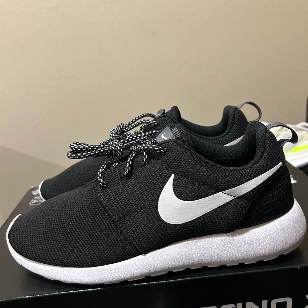 Women's Nike Roshe One BLACK/WHITE-DARK GREY 844994-002 Size 8 Brand New No Box